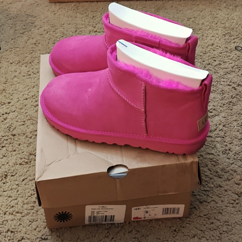 EUC pink Uggs size 9